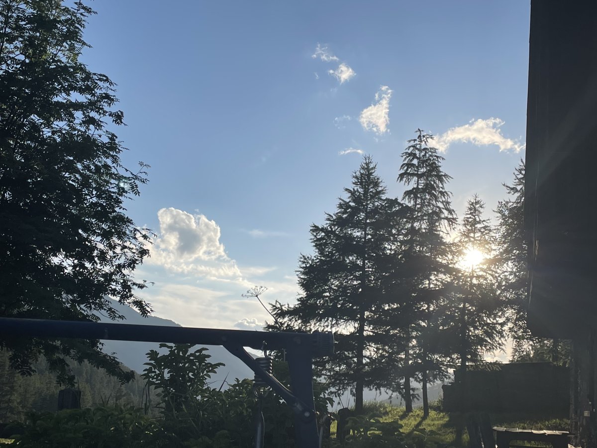 Le soleil va se coucher au son des sonnailles des petits veaux dans le bois d'en face, les volets des maisons secondaires s'ouvrent, Fontgillarde se repeuple de vacanciers, nous sommes bien en été !